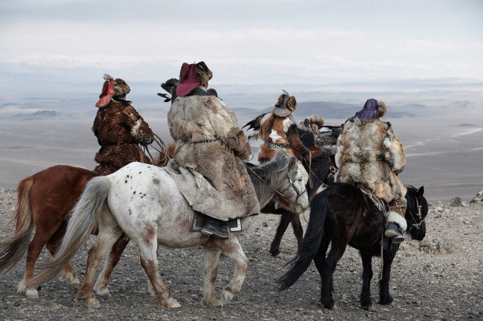 Казахи бродят со своими стадами по горам и долинам западной Монголии.