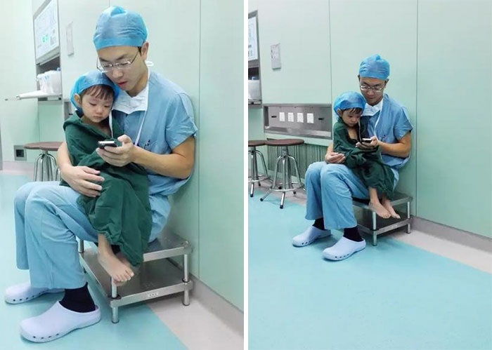 Хирург утешает плачущую девочку перед операцией, показывая ей любимые мультики.