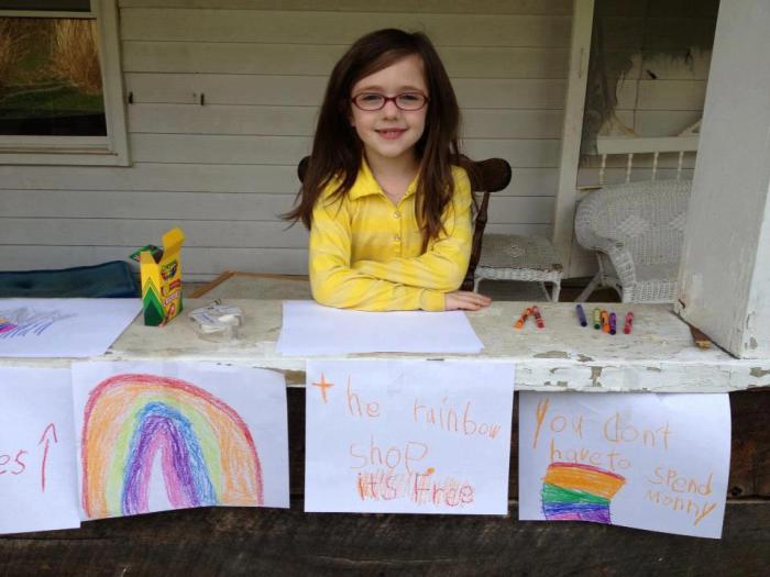 Маленькая девочка каждый день рисует много картинок с изображением радуги, а затем бесплатно раздает всем желающим.