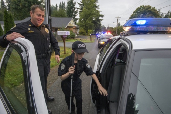 Полицейские взяли с собой в патруль 13-летнего слепого мальчика Кейджа Хэнкок-Стивенса.