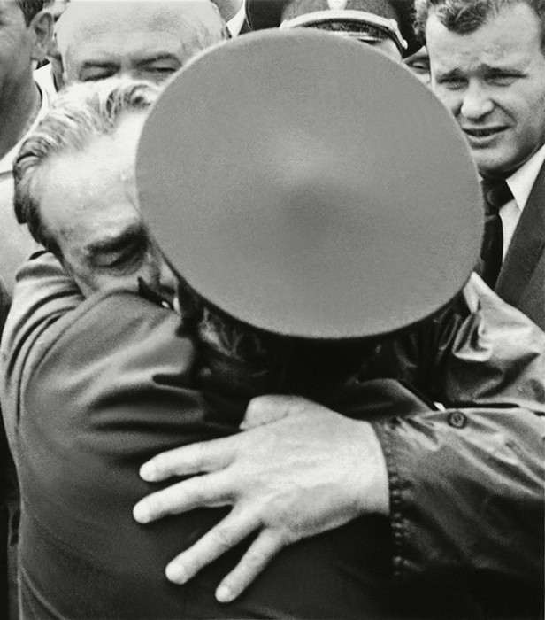 Фотограф запечатлел Генерального секретаря ЦК КПСС Леонида Брежнева во время его встречи с однополчанами в Новороссийске.
