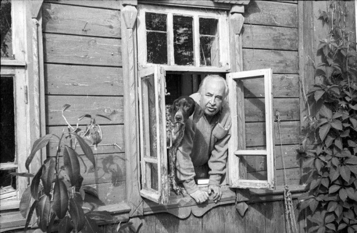Первый ректор ВГИКа, кинорежиссёр и теоретик кино Лев Владимирович Кулешов вместе со своим псом охотничьей породы.