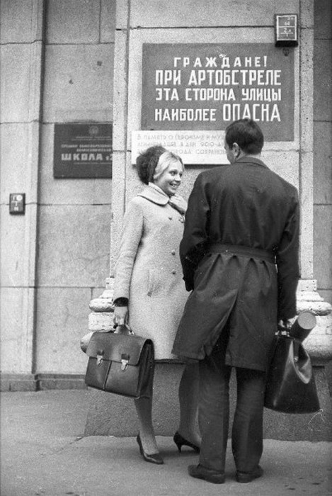 Мило беседующая пара незнакомых ленинградцев, встреченных фотографом Александром Стешановым у здания школы.