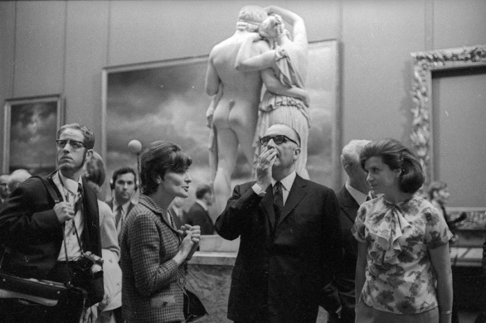 Изумленный премьер-министр Франции Жорж Помпиду рассматривает произведения искусства во время посещения Русского музея.