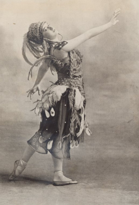 Ирина Баронова танцевала в труппе Ballet Russes, куда ее в возрасте 13 лет принял хореограф Джордж Баланчин.