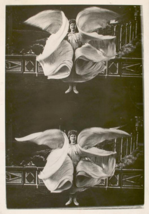 Американская танцовщица привязывала к рукам длинные планки, покрытые метрами шелковой ткани, для создания образа бабочки или языков пламени.