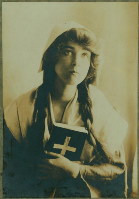 Рут в образе монахини с молитвенником в руках.
