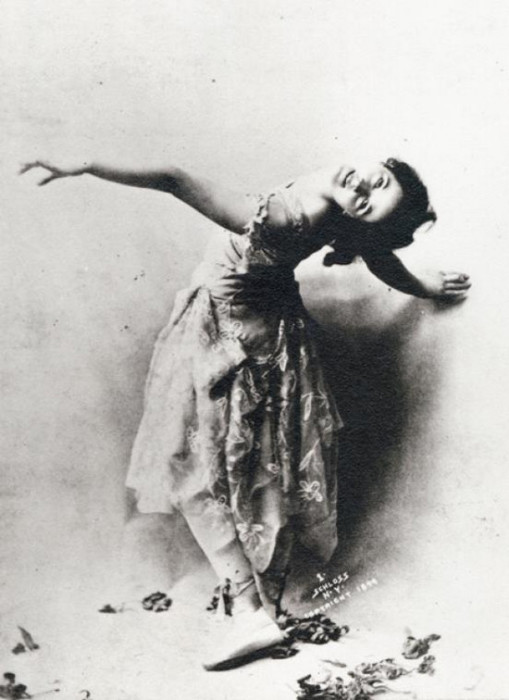 Американская танцовщица импровизировала в танце, используя разные движения, шаги, прыжки, повороты.