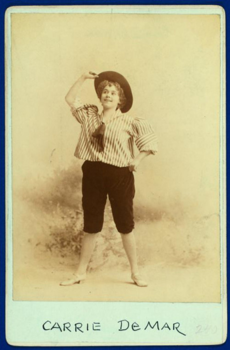 Танцовщица вживаясь в роль может импровизировать на сцене.