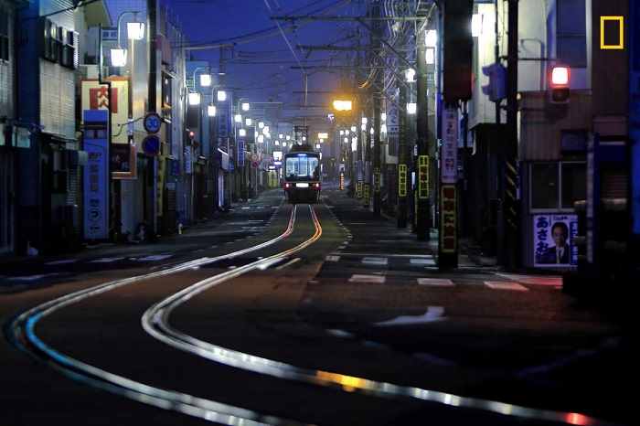 Автор снимка «Первый трамвай на улице» - японский фотограф Хидэюки Катагири (Hideyuki Katagiri).