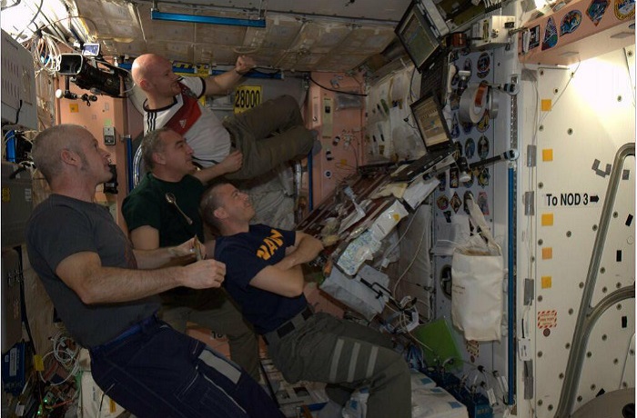 Группа космонавтов на связи с центром управления полетов. 