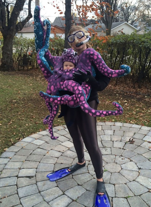 Молодая мамочка создала экстравагантный и довольно тяжелый парный костюм для Хэллоуина.
