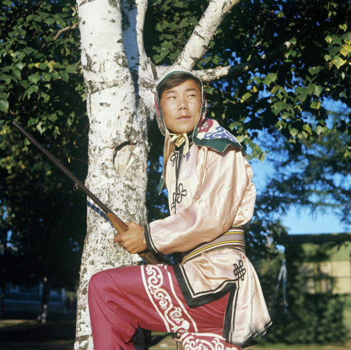 Традиционная одежда коренного народа Приамурья - халаты покроя кимоно, а праздничная - обильная вышивка с аппликацией.