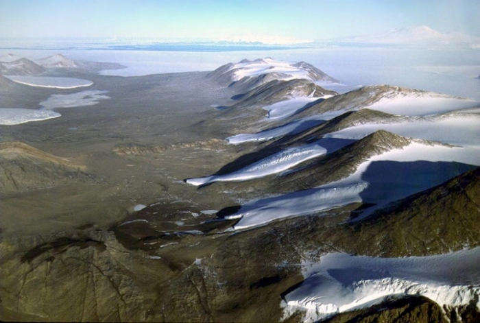 Сухие долины Мак-Мердо находятся в Антарктиде.