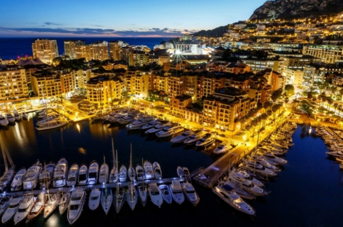 В Монако люди живут долго: мужчины — в среднем до 85 лет, а женщины — до 89.
