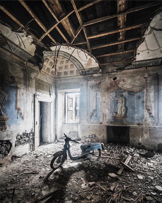 Старинный мопед «заснул» в разваливающемся здании в Италии, внутренние стены которого украшены фресками.