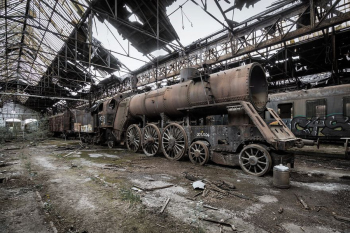 Ржавый советский поезд нашел пристанище в разрушающемся железнодорожном ангаре в Венгрии.
