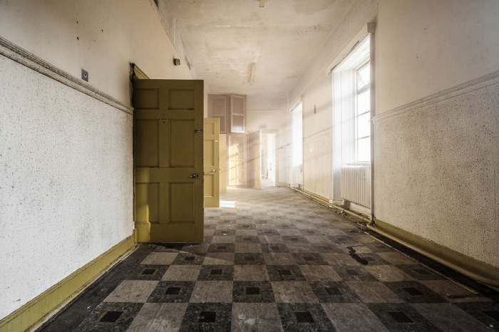Стены покинутого госпиталя, найденного фотографом в Великобритании, хранят множество историй, которые никогда не будут рассказаны.