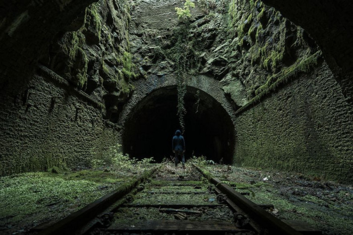 Старинный железнодорожный туннель в Великобритании – идеальное место для съемок фильма ужасов.