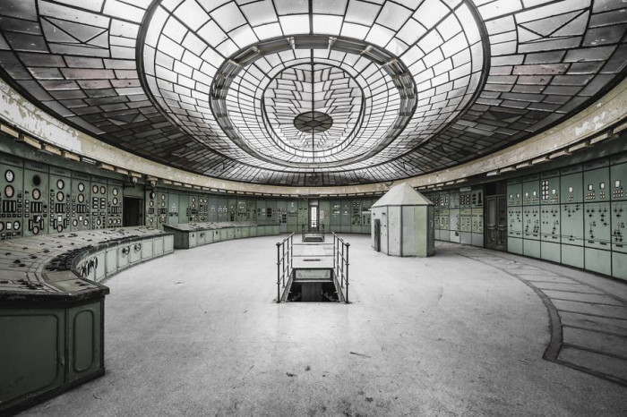 Полузаброшенная электростанция Келенфелд в Будапеште сохранила массивный стеклянный потолок и открыта для экскурсий.