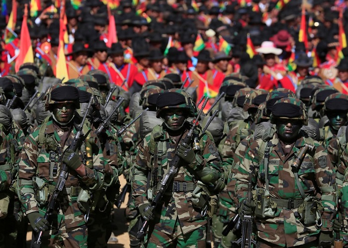 Гражданские и военные солдаты в марше, посвящённом созданию Вооружённых сил Боливии.