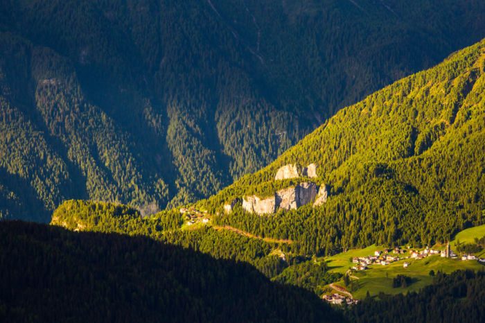 Большое количество курортных поселков можно встретить на склонах гор.