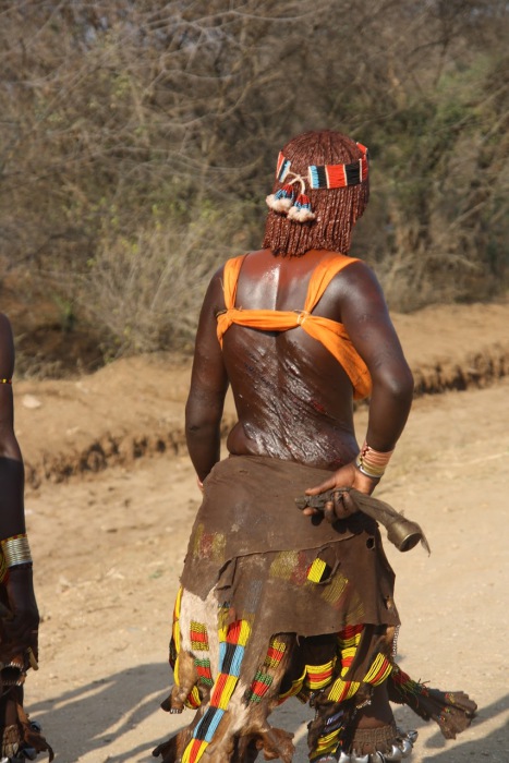 Женщины племени хамер добровольно готовы страдать, проходя через обряд шрамирования, чтобы получить хорошего мужа.