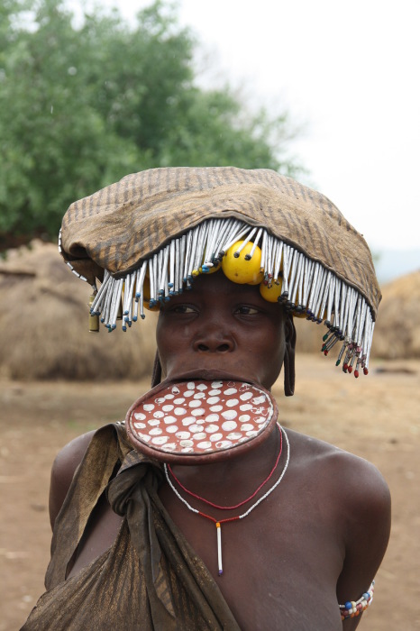 У африканских племен Сурма и Мурси губной диск традиционно играет важную социальную роль.