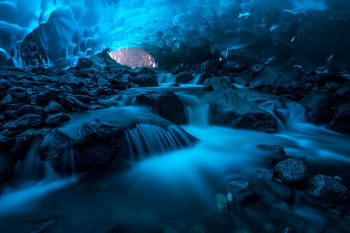 Удивительная красота под ледником Менденхолл. Фотограф: Адам Тейлор (Adam Taylor).