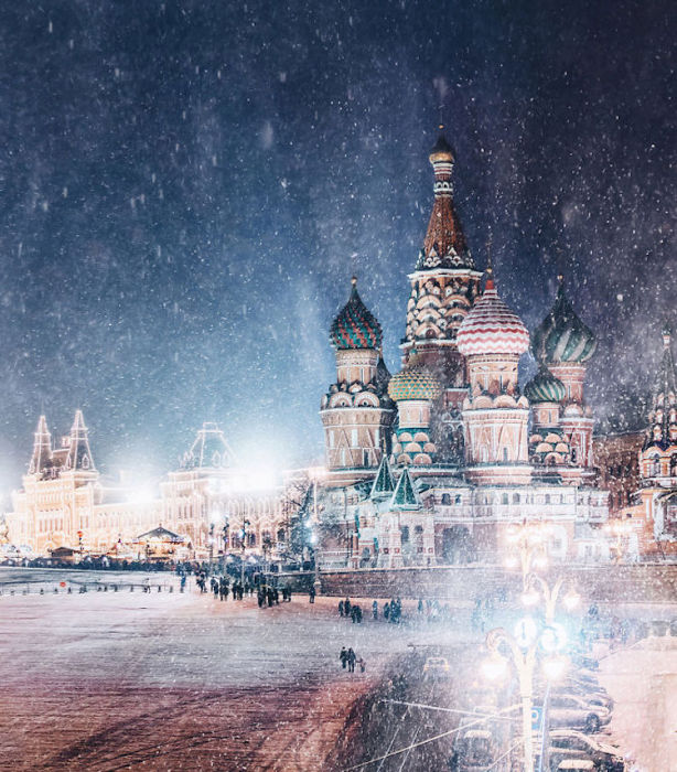 Главная площадь Москвы мерцает в праздничных огнях.