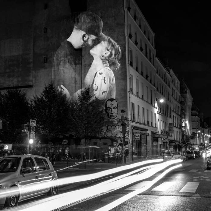 Влюбленная пара целующаяся на улочках Парижа. 