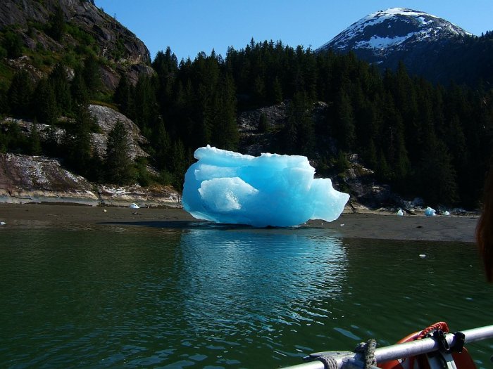 Благодаря замещению воздуха каплями воды айсберг меняет свой цвет, приобретая красивый голубой оттенок.