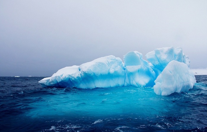 Некоторые из айсбергов, сформированных из комьев снега и льда, плавают не одну сотню лет.