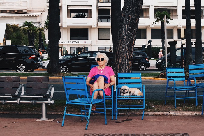 Женщина отдыхающая с собачкой на набережной Круазетт в Каннах. Фотограф: Талия Рудофски (Talia Rudofsky), Великобритания.