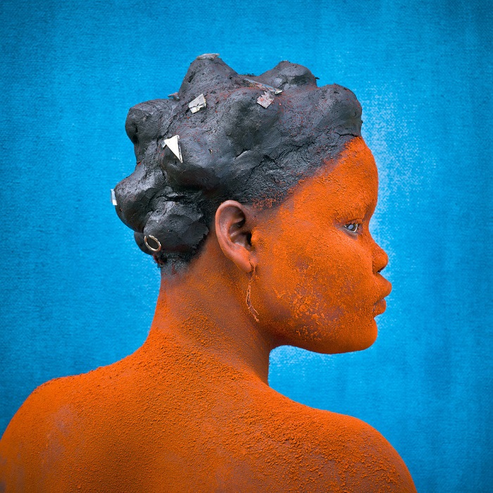 В ходе специального ритуала их тело и волосы покрывают специальными красками. Фотограф: Патрик Уиллок (Patrick Willocq), Франция.