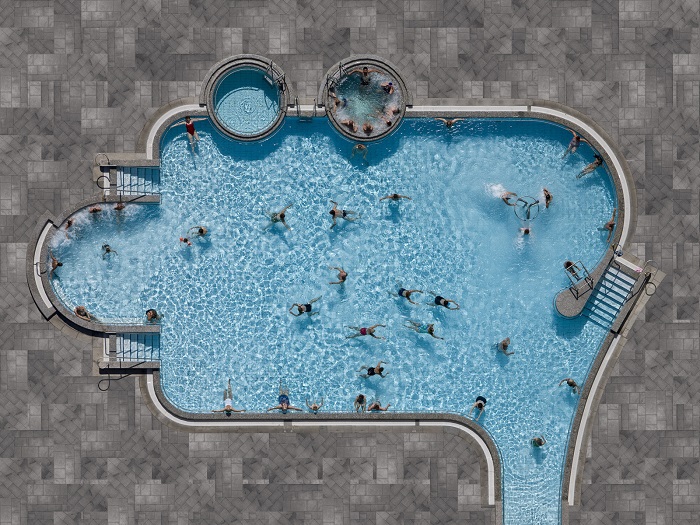 Подобные общественные бассейны представляют идею, что вода должна быть бесплатной и доступной для всех. Фотограф: Стефан Цирвес (Stephan Zirwes), Германия.