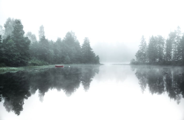 Белоснежная дымка покрывает озеро зеркальной чистоты.