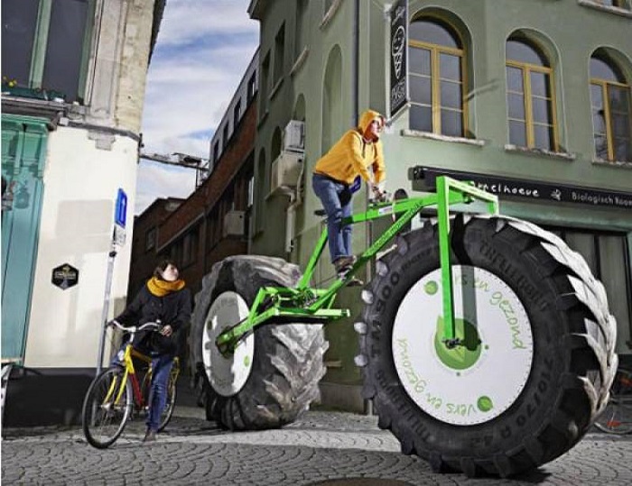 Бельгиец Джефф Питерс сконструировал велосипед весом 860 килограммов, высота которого достигает 2,26 метра, а длина — 5,03 метра.