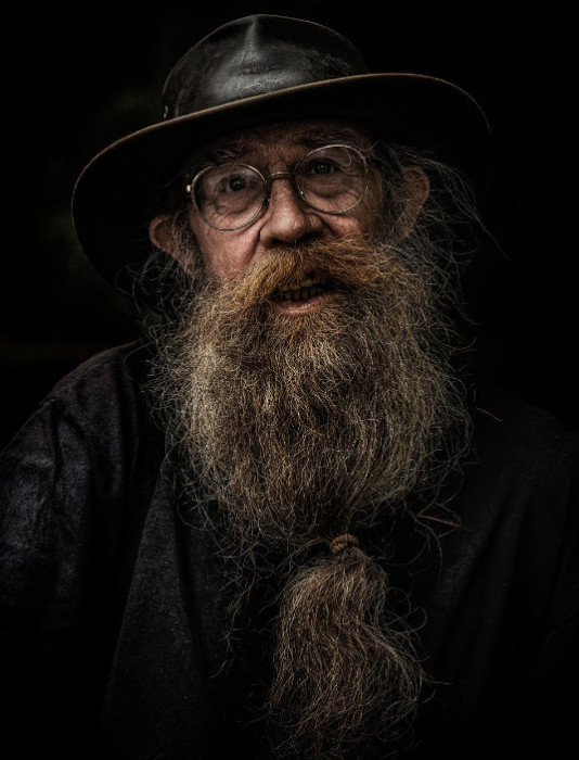 Мужчина преклонного возраста с бородой похож на волшебника. Фотограф: Марсель (Marcel).