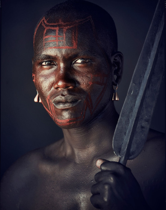 В период ритуального праздника мужчины разрисовывают себе лица красными знаками.