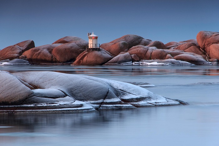 Красивый маяк расположен на острове Стенгхолмен, рядом с небольшим городком Люсечиль, Швеция.