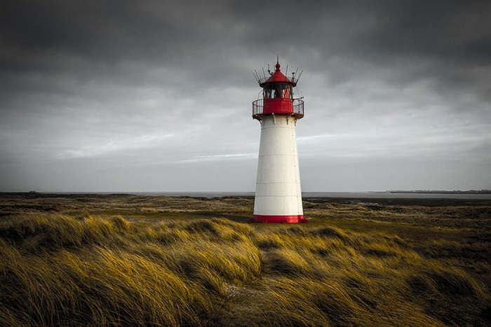 Красивый бело-красный маяк расположен на острове Зюльт, в округе Шлезвиг-Гольштейн, Германия.