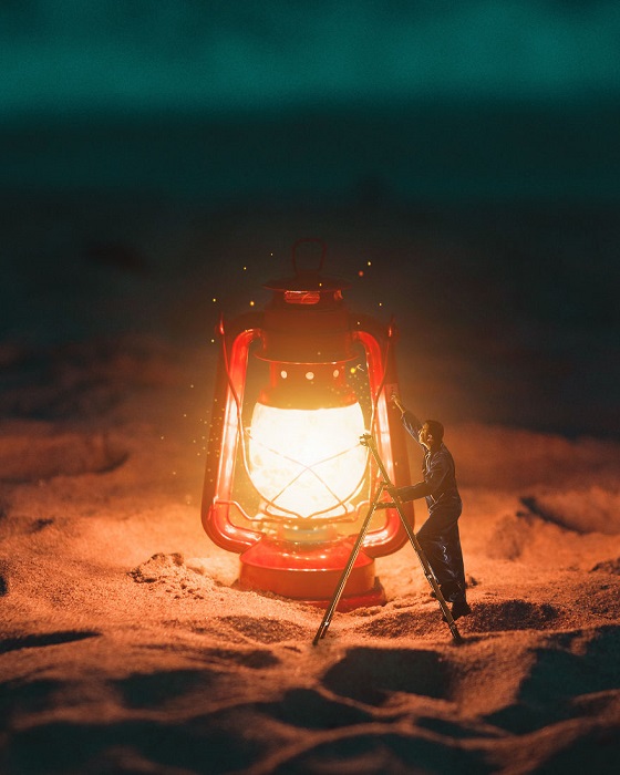 Сервисное обслуживание огромного фонарика, установленного среди песков специально для насекомых.