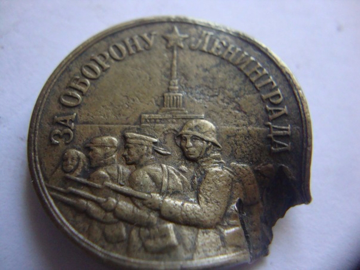 Медаль вручалась всем военным и гражданским лицам, участвовавшим в действиях, по отражению атак немецких захватчиков и державших оборону города с сентября 1941 по январь 1944 года.