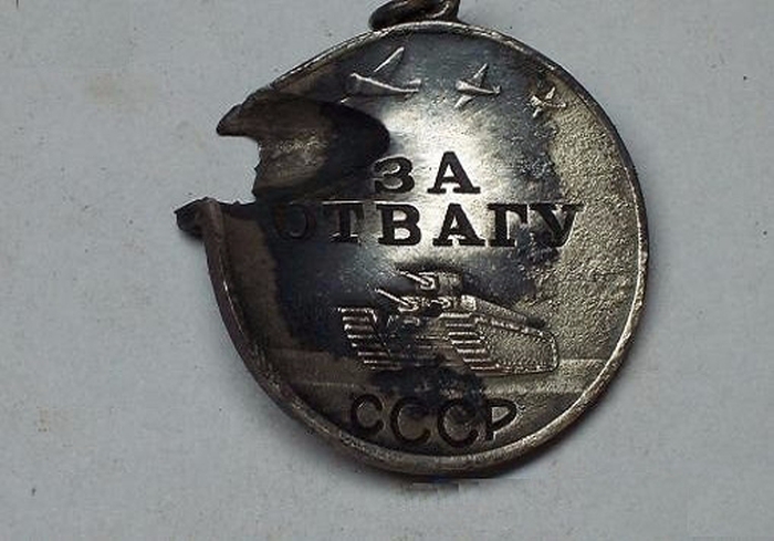 Медаль «За отвагу» учреждена Указом Президиума Верховного Совета СССР 17 октября 1938 года.
