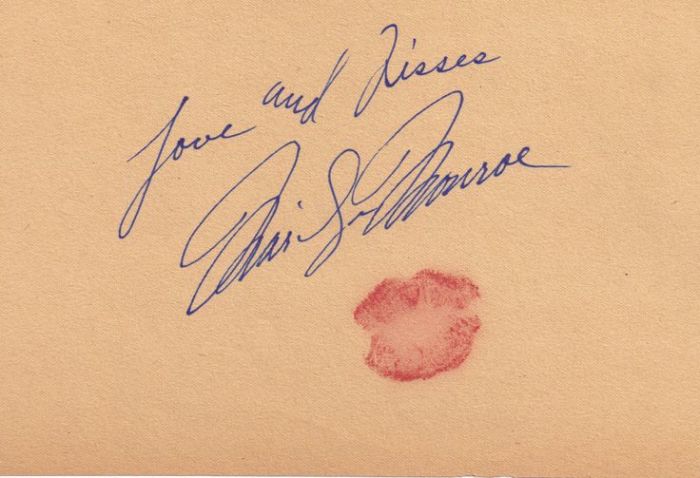 Американская актриса очень часто вместе автографом оставляла пожелания и отпечаток губ.