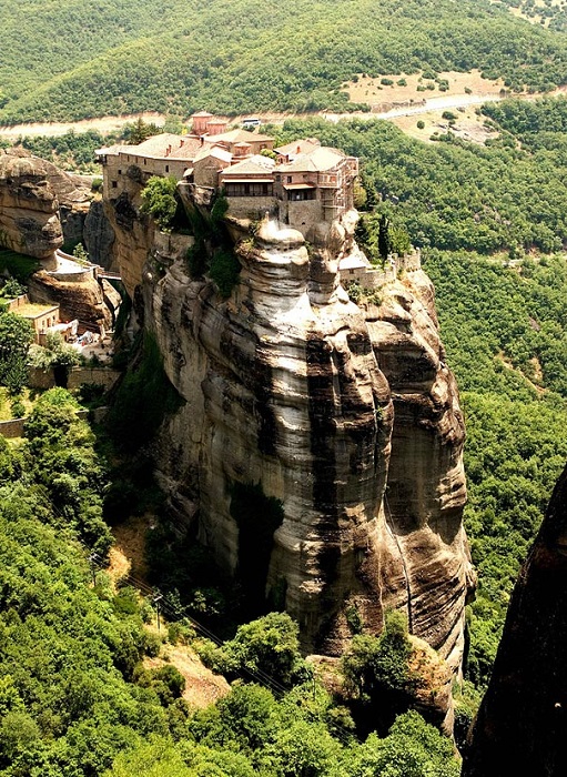 Монастыри Метеоры - одни из самых ярких достопримечательностей Греции.