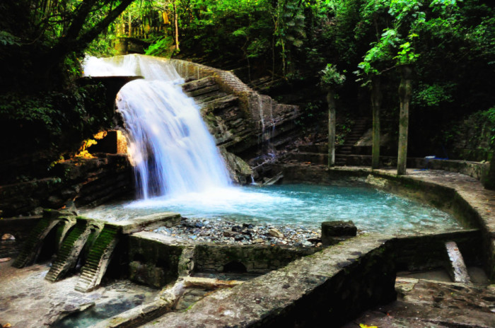 Сюрреалистический парк, созданный в 1947 году эксцентричным английским миллионером и меценатом Эдвардом Джеймсом, заполнен водопадами и бассейнами с бетонными скульптурами.