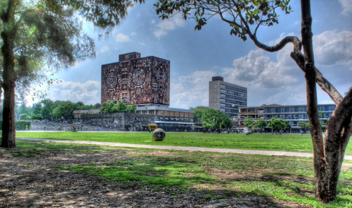 Главный кампус крупнейшего по количеству студентов университета в Северной и Южной Америке спроектирован в стиле модернизма, а в украшении главного олимпийского стадиона игр 1968 года, расположенного на территории городка, участвовал знаменитый Диего Ривера.