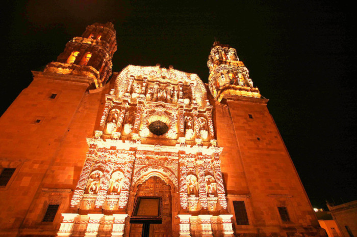 Собор Базилика де ла Асунсьон де Мария де Сакатекас является католической церковью и посвящен Богородице Успения, а главный фасад помещений известен как один из самых выдающихся примеров искусства барокко в Мексике.
